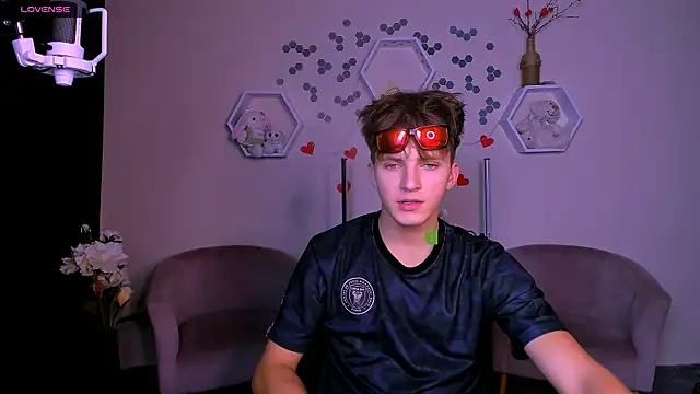 travis wolf  online show from September 22, 7:13 pm