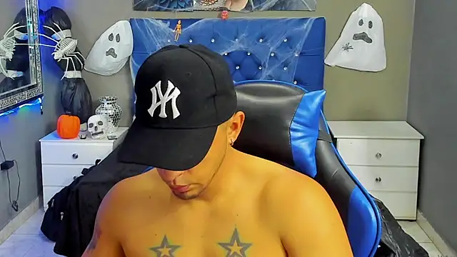 Snapshot of AngelAndChris chatting on October 27, 12:29 pm AngelAndChris online show from October 27, 12:29 pm