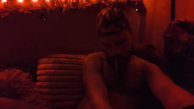 JuliCarl online show from October 31, 8:45 pm