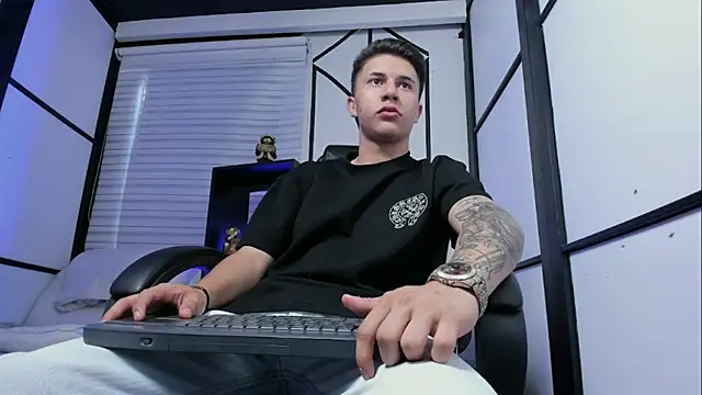 liaamsmiith  online show from September 10, 2:49 pm