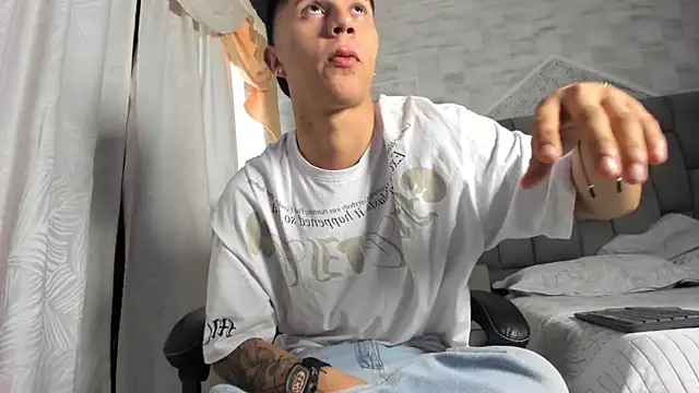 liaamsmiith  online show from October 11, 12:31 pm