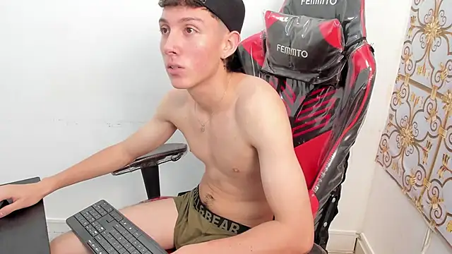 Snapshot of LittleDanny_ chatting on October 14, 5:31 pm LittleDanny  online show from October 14, 5:31 pm