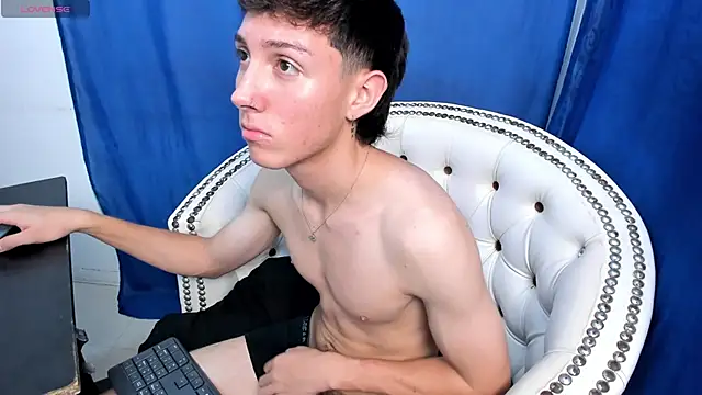 Snapshot of LittleDanny_ chatting on October 2, 2:32 pm LittleDanny  online show from October 2, 2:32 pm
