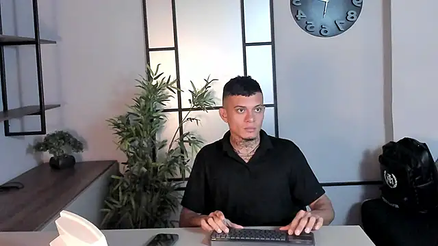 Snapshot of MrJustin_ chatting on October 8, 8:57 pm MrJustin  online show from October 8, 8:57 pm