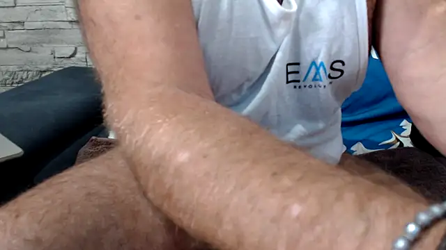 Snapshot of htreshot73 chatting on October 27, 1:13 pm htreshot73 online show from October 27, 1:13 pm