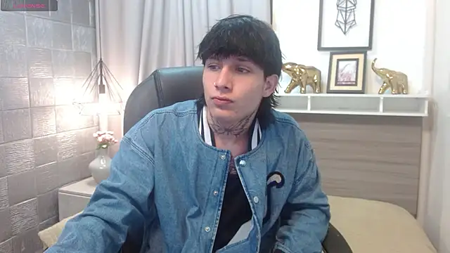 Iantwink18 online show from November 8, 8:45 pm