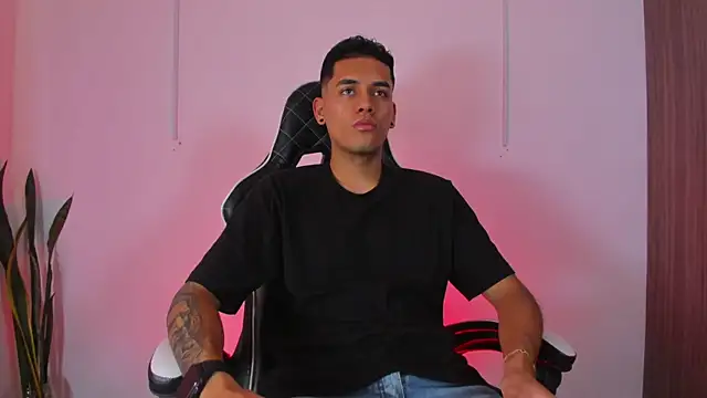 Snapshot of Nickyblazze_ chatting on September 30, 8:01 pm Nickyblazze  online show from September 30, 8:01 pm