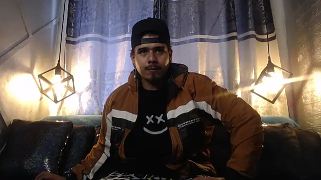 Snapshot of thiago_bos chatting on October 13, 1:06 pm thiago bos online show from October 13, 1:06 pm