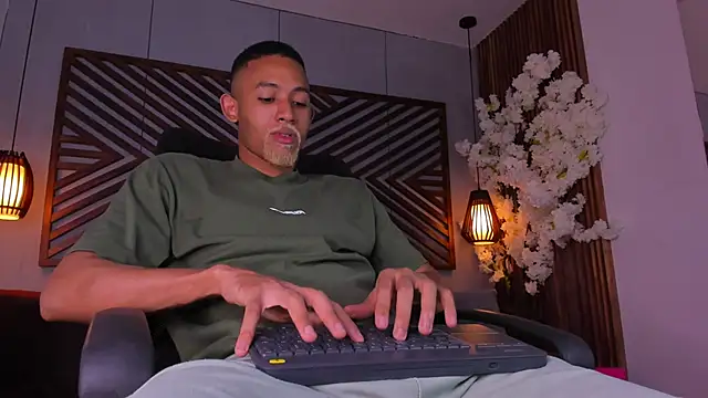 B Wild online show from November 7, 4:16 am