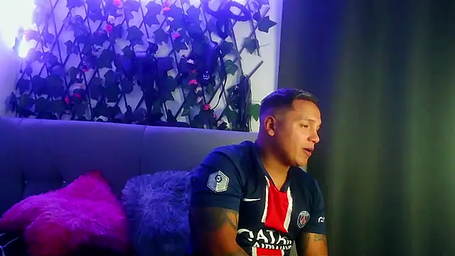 Snapshot of MR777DESIRE chatting on October 31, 1:40 am MR777DESIRE online show from October 31, 1:40 am