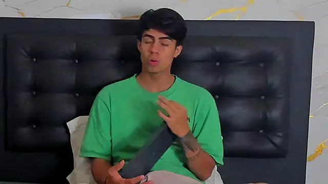 Snapshot of cody_pipper_ chatting on October 9, 1:27 pm cody pipper  online show from October 9, 1:27 pm