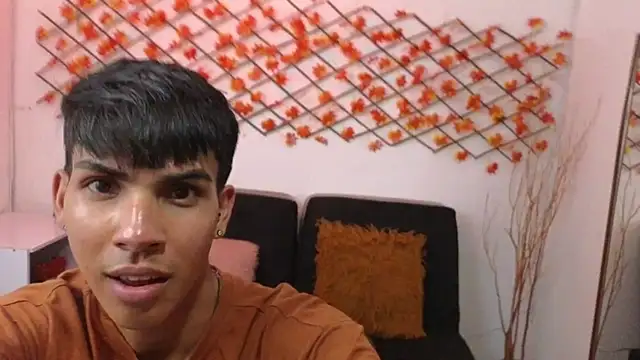 Snapshot of David_925_ chatting on October 15, 8:05 pm David 925  online show from October 15, 8:05 pm