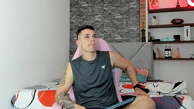 BooyHott  online show from January 9, 8:25 pm