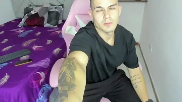 BooyHott  online show from December 5, 7:54 pm