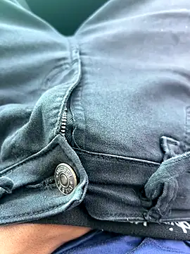 Snapshot of henrique61 chatting on October 6, 2:11 pm henrique61 online show from October 6, 2:11 pm