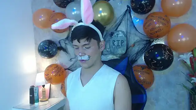 Snapshot of Aaron_Foxxx chatting on October 25, 2:08 pm Aaron Foxxx online show from October 25, 2:08 pm