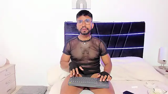 Taylormaccurdy  online show from November 5, 2:52 pm