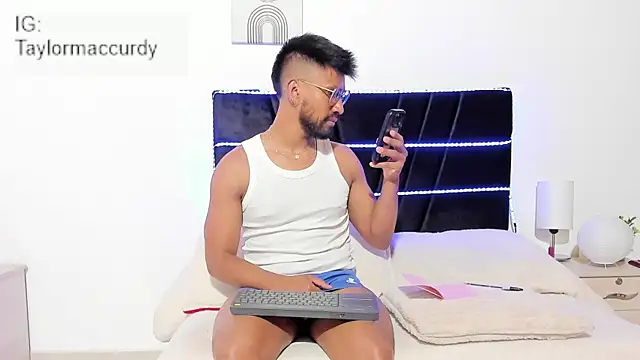 Taylormaccurdy  online show from January 19, 3:25 pm