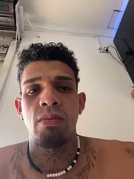 Valentino-elTuyo online show from February 6, 7:44 pm