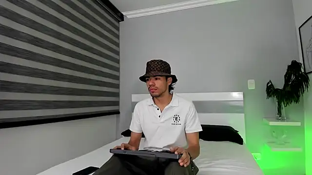 Snapshot of ZaynShadow chatting on October 18, 5:23 am ZaynShadow online show from October 18, 5:23 am