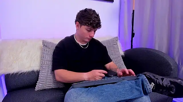 Leoo Miller online show from December 3, 4:07 am