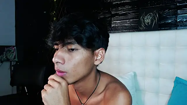 Snapshot of tyler_wolf1_ chatting on October 23, 12:52 pm tyler wolf1  online show from October 23, 12:52 pm
