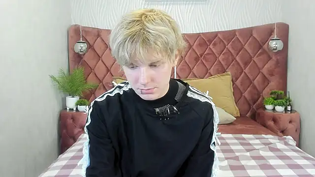 Snapshot of KevinMilky chatting on October 24, 2:52 pm KevinMilky online show from October 24, 2:52 pm