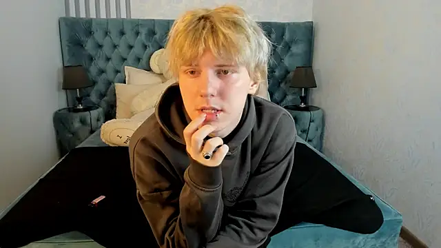 Snapshot of KevinMilky chatting on October 22, 2:43 pm KevinMilky online show from October 22, 2:43 pm