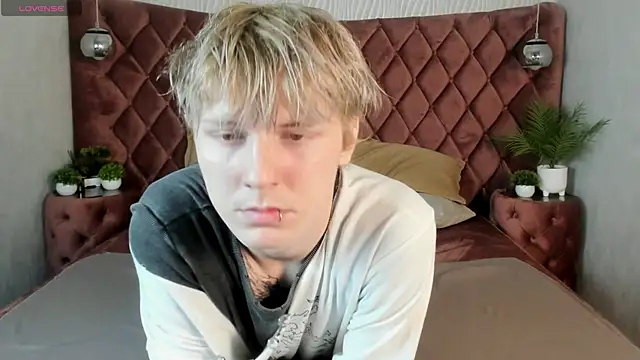 Snapshot of KevinMilky chatting on October 16, 2:36 pm KevinMilky online show from October 16, 2:36 pm