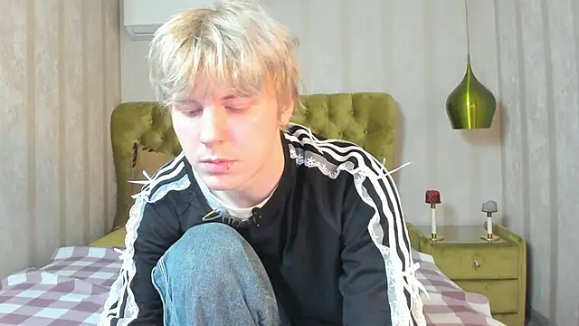 Snapshot of KevinMilky chatting on October 17, 2:43 pm KevinMilky online show from October 17, 2:43 pm