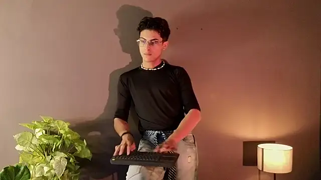 Aaron Eze online show from November 26, 1:30 am