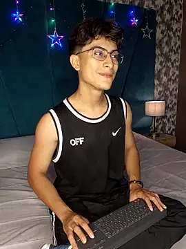 Aaron Eze online show from December 20, 10:50 pm