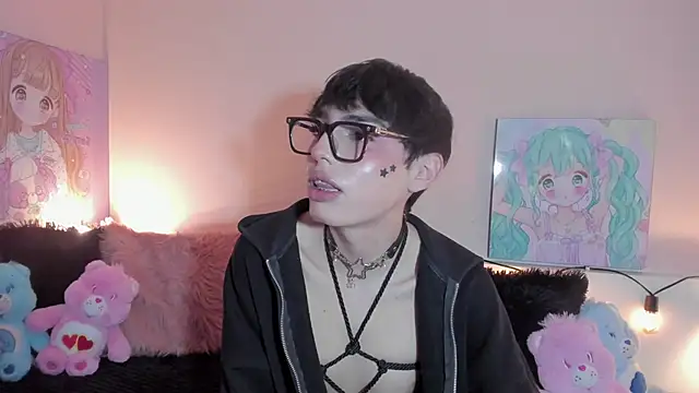 Strawberry Kitty  online show from February 22, 7:10 am