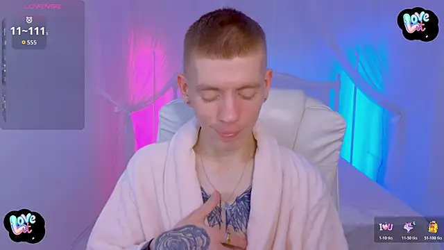 Cristian  Dior online show from December 5, 7:32 pm