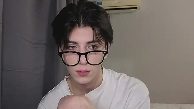 Oliver star boy  online show from October 31, 5:05 pm