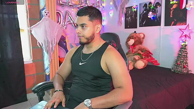 Tiler wolker online show from December 14, 8:27 pm