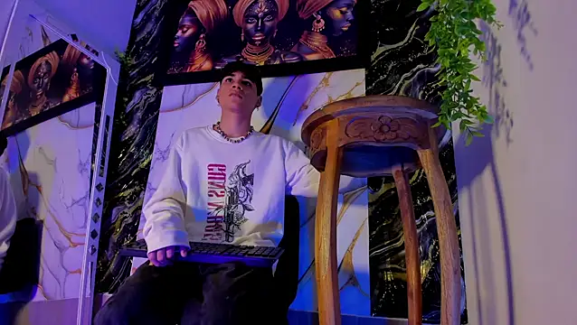 Leo Glow online show from April 13, 2:18 pm