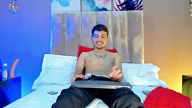 NicolasRey1 online show from November 14, 4:26 am