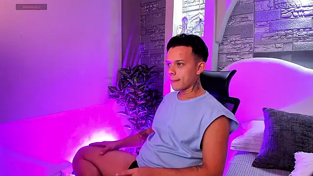 Valentino moretti online show from November 18, 12:20 pm