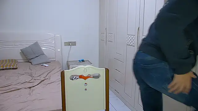 Chocolates-001 online show from March 17, 10:07 am