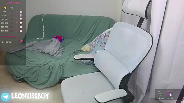 LeonBoykisser online show from April 11, 1:35 am