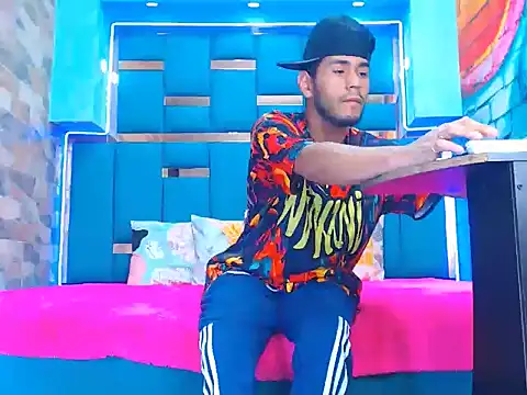 warmNoah online show from March 11, 7:43 pm