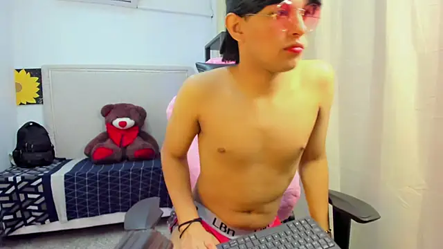 Top and bottom online show from March 29, 9:04 pm