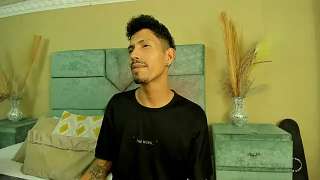NoaahTylor online show from May 28, 4:10 am
