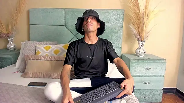 NoaahTylor online show from May 16, 4:43 am