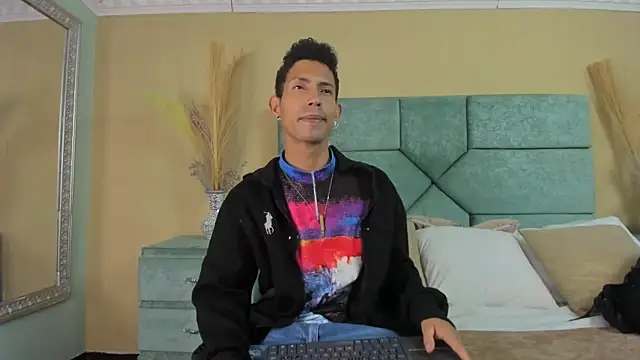 NoaahTylor online show from May 2, 4:04 am