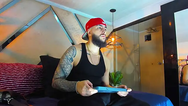 SantiagoHincapiie online show from February 25, 4:35 am