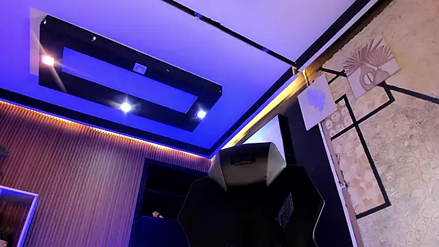 DylanRoyce  online show from April 7, 12:49 pm