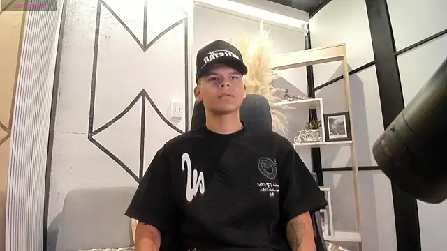 DylanRoyce  online show from May 12, 12:46 pm