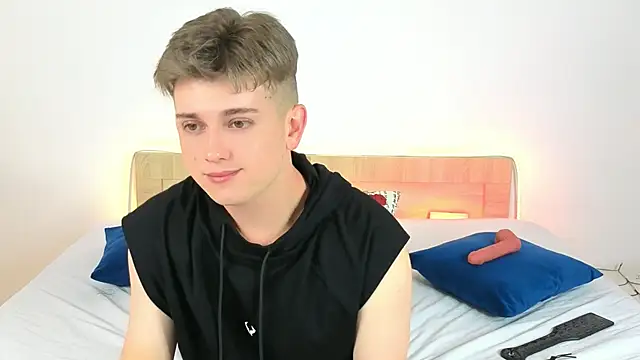 Miless Cooper online show from June 18, 3:52 am